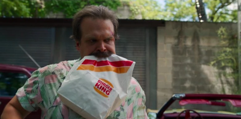 Hopper lleva un paquete de Burger King