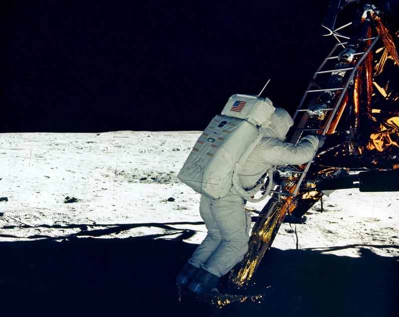 Aldrin desciende desde el módulo lunar. Fuente: NASA