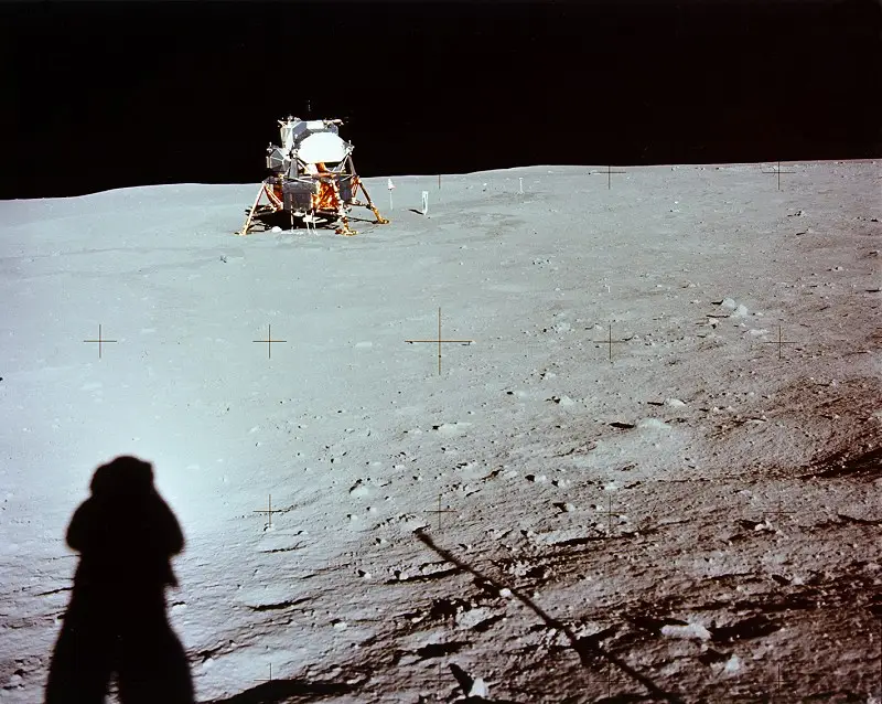 Armstrong captura una foto del módulo lunar. Fuente: NASA
