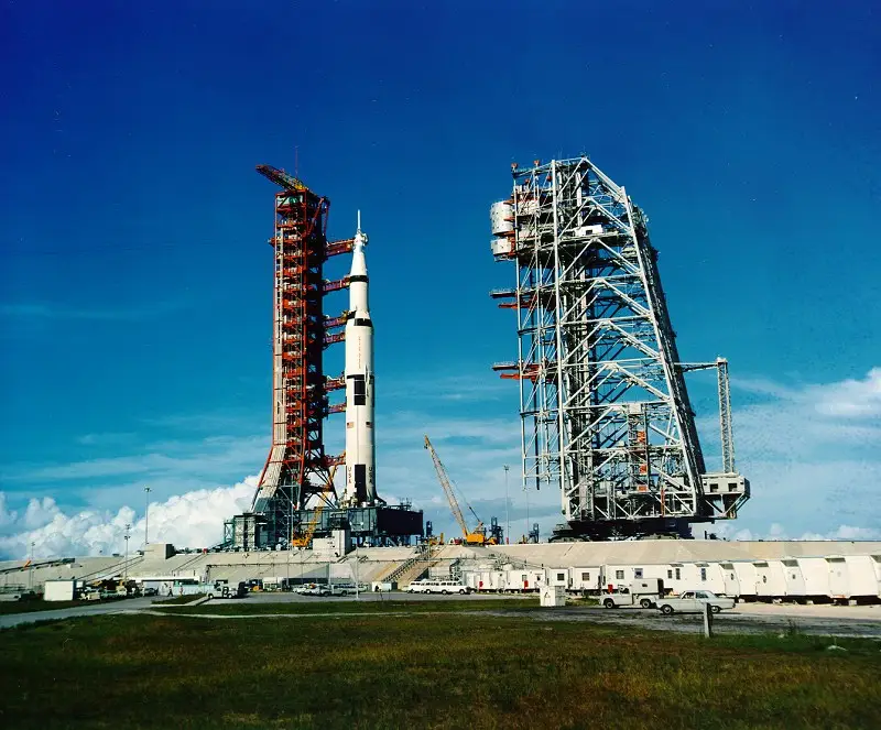El cohete Saturno V en la plataforma de despegue 39A el 1 de julio de 1969. Fuente: NASA
