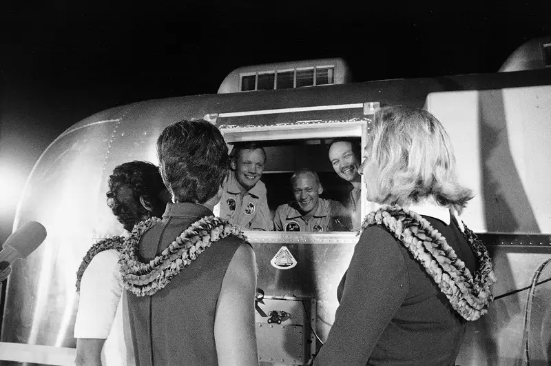 Los astronautas del Apolo 11 tras su llegada a la Tierra, el 27 de julio de 1969 en la base Ellington. Fuente: NASA.