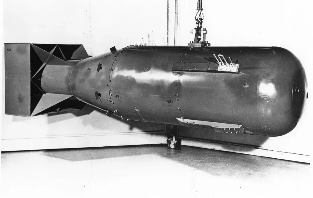 Little Boy, la primera bomba atómica. Crédito: Wikimedia Commons.